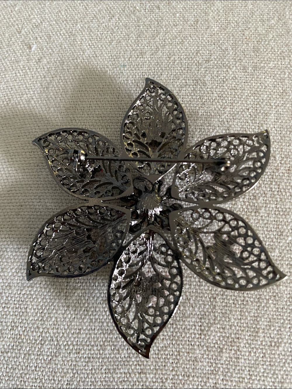Vintage Red Rhinestone Filigree Flower Brooch Silver Tone 6.5cm - Picture 3 of 3